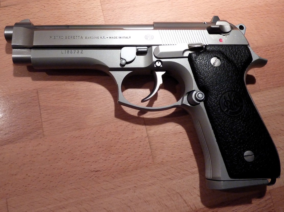 Pistolet semi-automatique 9 mm